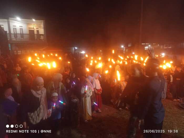 Santri Madrasah Al-Ikhwan menggelar pawai obor menyambut Tahun Baru Islam 1447 Hijriah.