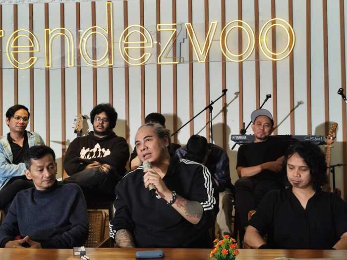 Ferdy Tahier bersama personil Rocker Kasarunk saat jumpa pers peluncuran album Pop Rock Wave di Rendezvoo Coffee & Eatery, Jakarta Selatan, Senin (30/6/2025).