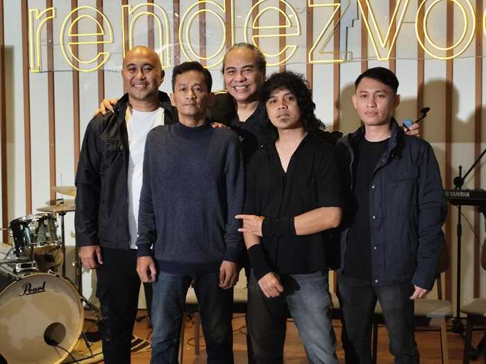Personil Rocker Kasarunk saat jumpa pers peluncuran album  Pop Rock Wave di Rendezvoo Coffee & Eatery, Jakarta Selatan, Senin (30/6/2025). 
