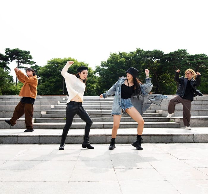 Aktivitas dance adalah salah satu aktivitas kegemaran anak muda yang memberi manfaat kesehatan fisik dan mental.  (Foto - Ilja Tulit/Unsplash)