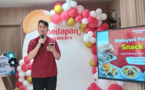Kenneth Patrick Erungan selaku CEO PT Koedapan Nusantara Group saat pembukaan perdana Central Kitchen Koedapan Nusantara di Jalan Anggrek Neli Murni Blok A No. 2, Kemanggisan, Jakarta Barat, Minggu (20/7/2025).
