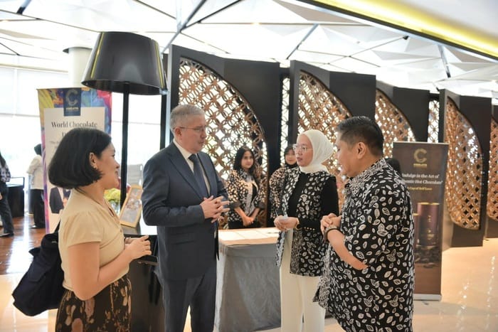 Irena Surosoputra dan Nugroho Surosoputra dari Cokelatin Signature saat berbincang bersama H.E. Luis Guillermo Arellano Jibaja, Duta Besar Ekuador untuk Indonesia saat acara peluncuran Java Criollo di Pullman Jakarta Indonesia, Jumat (25/7/2025).