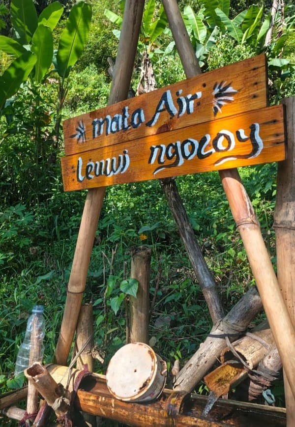 Leuwi Ngocoy, mata air jernih yang bisa langsung diminum. (Foto - Gan Gan Jatnika)