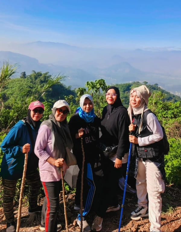 MACAN TERNAK alias MAma-mama CANtik anTERjemput aNAK saat mendaki Gunung Padakasih. (Foto - Gan Gan Jatnika)