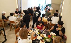 Suasana Cafe & Resto Bolone di Jalan Tebet Timur Dalam Raya No. 57 A, Jakarta Selatan.