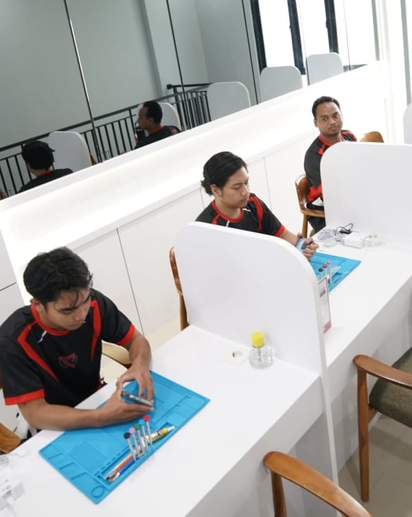 Layanan servis handphone di Cafe & Resto Bolone di Jalan Tebet Timur Dalam Raya No. 57 A, Jakarta Selatan.

