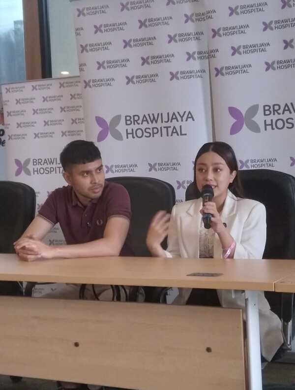 Tasya Revina bersama suaminya, Arjuna Dewanto saat jumpa pers kelahiran anak pertama mereka sekaligus perilisan single Dua Garis Bahagia di Brawijaya Hospital, Antasari, Kebayoran Baru, Jakarta Selatan, Minggu (10/8/2025). 
