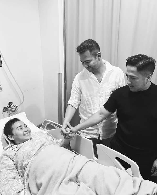 Raffi Ahmad dan Irfan Hakim saat menjenguk Nina Carolina alias Mpok Alpa di rumah sakit. (@raffinagita1717)

