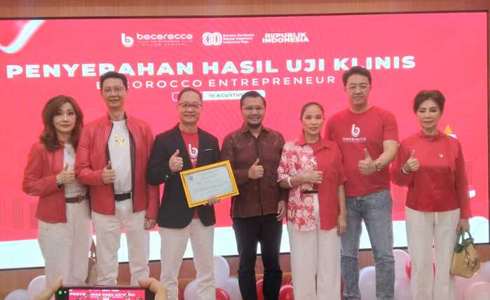 Foto bersama usai pengumuman hasil uji klinis teknologi Pillow Concept Technology (PCT) pada alas kaki Bocorocco di Bocorocco Entrepreneur Headquarters, Pantai Indah Kapuk (PIK), Jakarta Utara, Sabtu (16/8/2025).