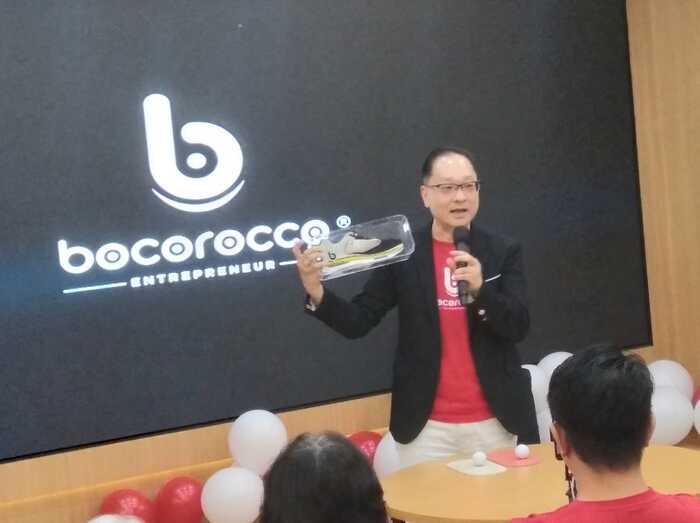 Ridwan Saidbun, pemilik merek alas kaki Bocorocco saat menjelaskan teknologi Pillow Concept Technology (PCT) di Bocorocco Entrepreneur Headquarters, Pantai Indah Kapuk (PIK), Jakarta Utara, Sabtu (16/8/2025).
