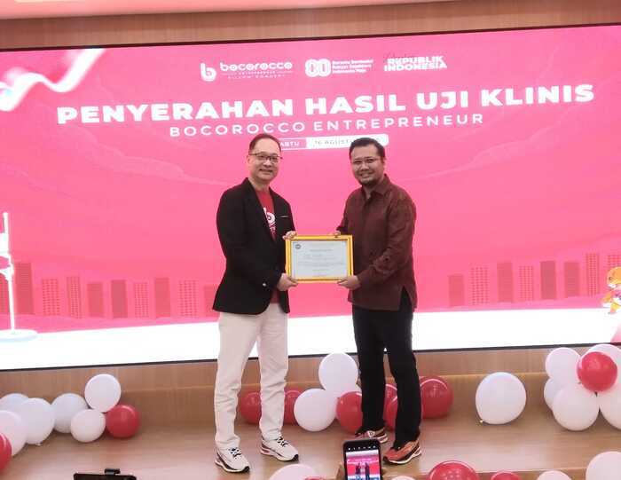 Ridwan Saidbun, pemilik merek alas kaki Bocorocco (kiri) saat menerima hasil uji klinis dari dr. Muhammad Ikhwan Zein, Sp.KO, Subsp.ALK(K) – dokter spesialis kedokteran olahraga sekaligus ketua tim peneliti (kanan) di Bocorocco Entrepreneur Headquarters, Pantai Indah Kapuk (PIK), Jakarta Utara, Sabtu (16/8/2025).