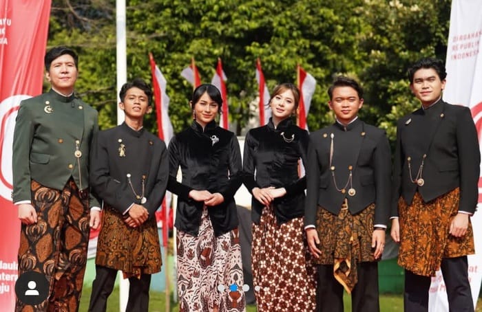 Acara Pesta Merdeka by.U saat menggelar upacara HUT ke-80 RI di Lapangan Sepakbola Blok S, Kebayoran Baru, Jakarta Selatan, Minggu (17/8/2025).