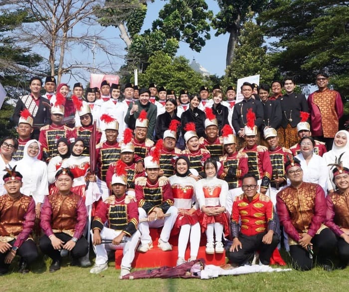 Acara Pesta Merdeka by.U saat menggelar upacara HUT ke-80 RI di Lapangan Sepakbola Blok S, Kebayoran Baru, Jakarta Selatan, Minggu (17/8/2025).