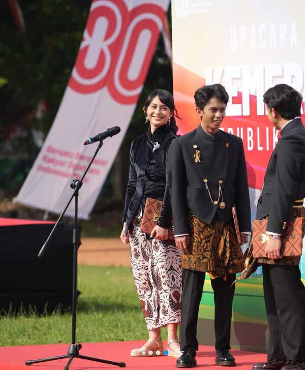 Acara Pesta Merdeka by.U saat menggelar upacara HUT ke-80 RI di Lapangan Sepakbola Blok S, Kebayoran Baru, Jakarta Selatan, Minggu (17/8/2025). 
