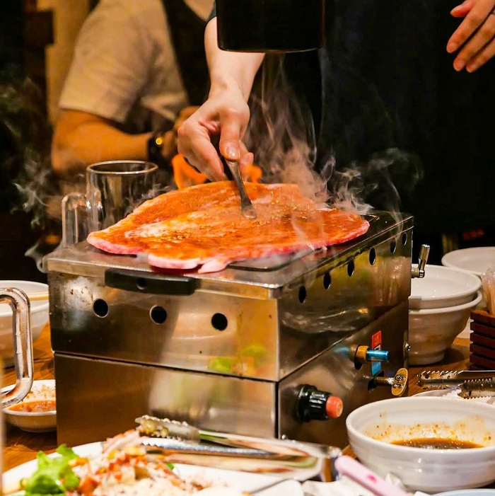 Daging panggang, salah satu menu di restoran Yakiniku Futago Izakaya di lantai 3 Wisma KEIAI, Jl. Jend. Sudirman Kav. 3, Jakarta Pusat. (Foto – @yakinikufutago.id)