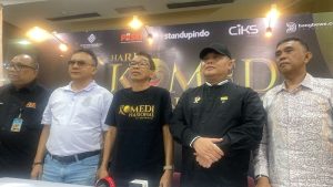 Jarwo Kwat selaku Ketua Umum Persatuan Seniman Komedi Indonesia (PaSKI) bersama anggota PaSKI di acara perayaan Hari Komedi Nasional di Plaza Insan Berprestasi, Gedung A Kementerian Kebudayaan, Jakarta pada Sabtu (27/9/2025). (Foto - Adit Boy)