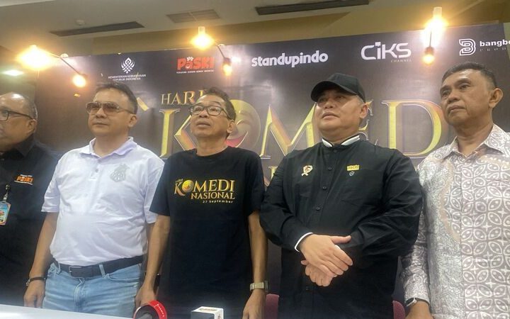 Jarwo Kwat selaku Ketua Umum Persatuan Seniman Komedi Indonesia (PaSKI) bersama anggota PaSKI di acara perayaan Hari Komedi Nasional di Plaza Insan Berprestasi, Gedung A Kementerian Kebudayaan, Jakarta pada Sabtu (27/9/2025). (Foto - Adit Boy)