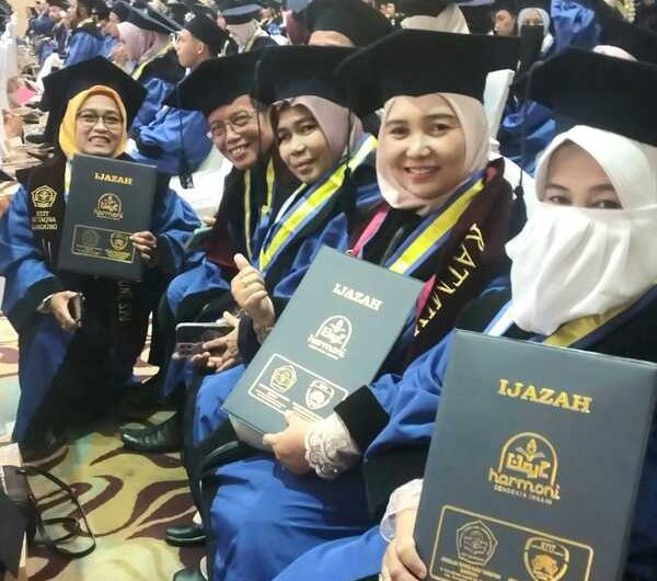 Wisuda Sekolah Tinggi Ilmu Tarbiyah (STIT) di Auditorium Harris Hotel Conventions Festival Citylink, Bandung, Jawa Barat, Selasa (7/10/2025).