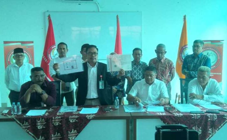 Pimpinan Sekolah Tinggi Ilmu Hukum dan Politik (STIHP) Pelopor Bangsa saat menggelar jumpa pers terkait dugaan pemalsuan ijazah oleh Pablo Benua dan Rey Utami, Rabu (15/10/2025).

