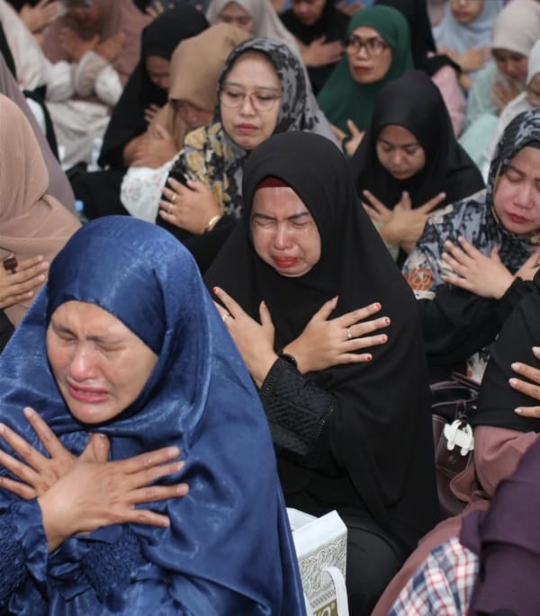 Hypnotherapy dengan teknik Butterfly Hug, adalah terapi pelukan sederhana dan menenangkan yang efektif untuk meredakan stres dan kecemasan. (Foto - Rindu Foto)