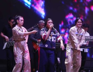 Penyanyi muda Amagra saat meluncurkan dua single sekaligus “Masih Rindu” dan “Bilang Saja” di kawasan Senayan, Jakarta, Sabtu (18/10/2025). (Foto - Rezagrapher)