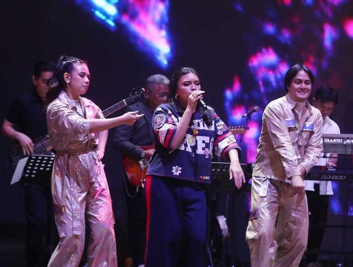 Penyanyi muda Amagra saat meluncurkan dua single sekaligus “Masih Rindu” dan “Bilang Saja” di kawasan Senayan, Jakarta, Sabtu (18/10/2025). (Foto - Rezagrapher)