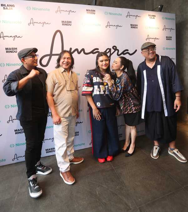 Penyanyi muda Amagra saat meluncurkan dua single sekaligus “Masih Rindu” dan “Bilang Saja” di kawasan Senayan, Jakarta, Sabtu (18/10/2025). (Foto - Rezagrapher)