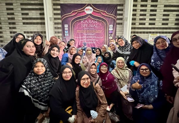 Teh Ninih Muthmainnah foto bersama jemaah di acara Kajian Spesial bertajuk “Al Qur’an dan Sunnah Membangun Generasi Rabbani’ di Masjid Al-Irsyad Kota Baru Parahyangan, Bandung Barat, Jawa Barat, Kamis (16/10/2025). (Foto - Febri Ernie)