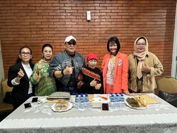 Kompetisi menyanyi bertajuk The Best Singer of Roemah Nena di Roemah Nena di kawasan Cirendeu, Ciputat, Tangerang Selatan, Jumat (7/11/2025). (Foto - Istimewa)


