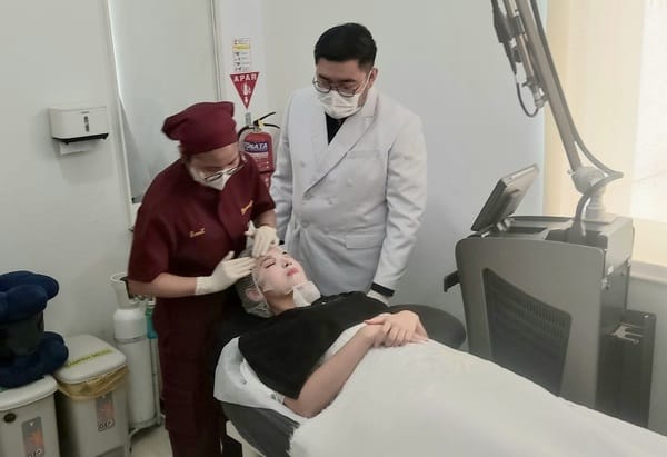 Amanda Manopo saat menjalani perawatan kulit dengan menggunakan teknologi laser Tetra Pro di Klinik Dermapro Jakarta, Minggu (9/11/2025). (Foto - ADT)
