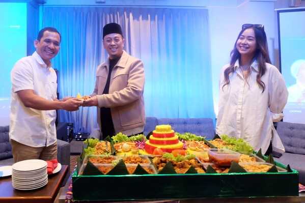 Linogram Cipta Komunika saat mengumumkan tur konser akbar penyanyi religi Opick bertajuk “Di Bawah Langit-Mu” ke 15 Kota dan 3 Negara Asia di Jakarta, Rabu (12/11/2025). (Foto - Istimewa) 

