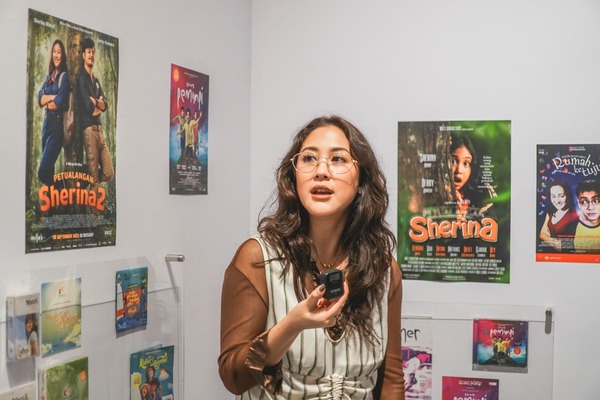 Sherina Munaf saat menghadiri pameran 'Musik Miles Films: 30 Tahun Mendengar Terdengar' yang digelar di Galeri Lokananta, Surakarta. (Foto - YRK)