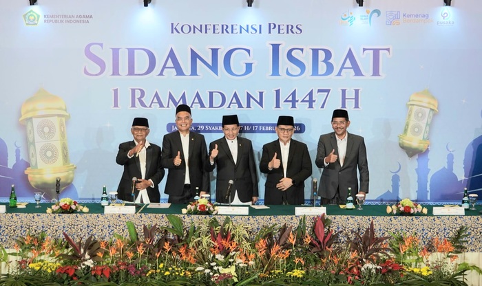 Menteri Agama Nasaruddin Umar (tengah) seusai konferensi pers Sidang Isbat di Jakarta, Selasa (17/2/2026). (Foto - Kemenag)