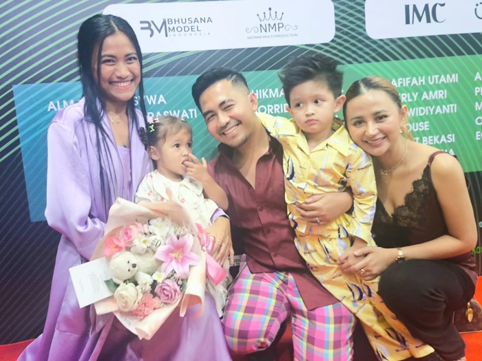 Migi Rihasalay bersama putrinya saat peluncuran brand kids wear “Kini Kita” dalam ajang Tangerang Modest Fashion Week 2026 di Gedung Galeri UKM, Tangerang Selatan, Minggu (15/2/2026). (Foto - Silvi)