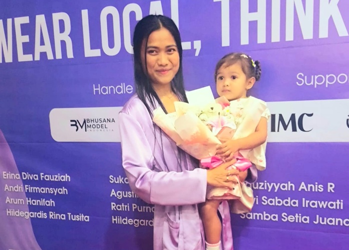 Migi Rihasalay bersama putrinya saat peluncuran brand kids wear “Kini Kita” dalam ajang Tangerang Modest Fashion Week 2026 di Gedung Galeri UKM, Tangerang Selatan, Minggu (15/2/2026). (Foto - Silvi)