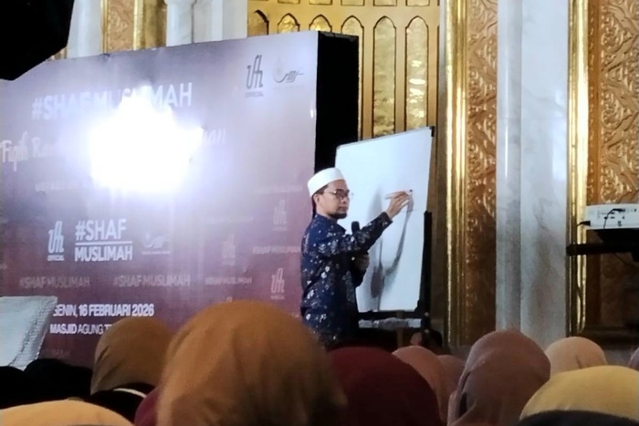 Ustaz Adi Hidayat saat menjadi narasumber dalam kajian shaf muslimah di Masjid Agung Trans Studio Mall, Bandung, Jawa Barat.
