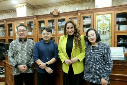 Nita Thalia bersama dr Heri Noviana, Sp BP-RE, M. Ked Klin dan Margoto beserta Sri Jarwati, pemilik Klinik Bedah Plastik Queen, saat santunan anak yatim di Sunter Agung, Jakarta Utara, Rabu (25/2/2026). (Foto - Rezagrapher)