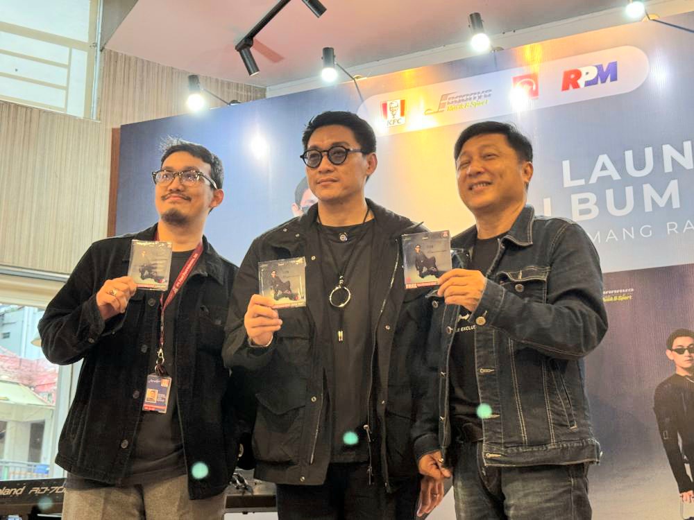 Ifan Seventeen (tengah) saat peluncuran single terbarunya berjudul Jangan Paksa Rindu (Beda). (Foto - Istimewa)