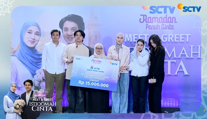 Essjay Studios yang memproduksi sinetron Istiqomah Cinta, menyalurkan donasi Rp15 juta ke panti asuhan melalui SCTV Cinta Anak Yatim. (Foto - SCTV)