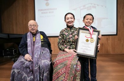 Parama Hansa Abhipraya saat menerima penghargaan dari Museum Rekor Dunia Indonesia (MURI) dalam kategori “Anak Usia Dini dengan Prestasi Lintas Disiplin Terbanyak” di Jakarta, Rabu (8/4/2026). (Foto - Istimewa)