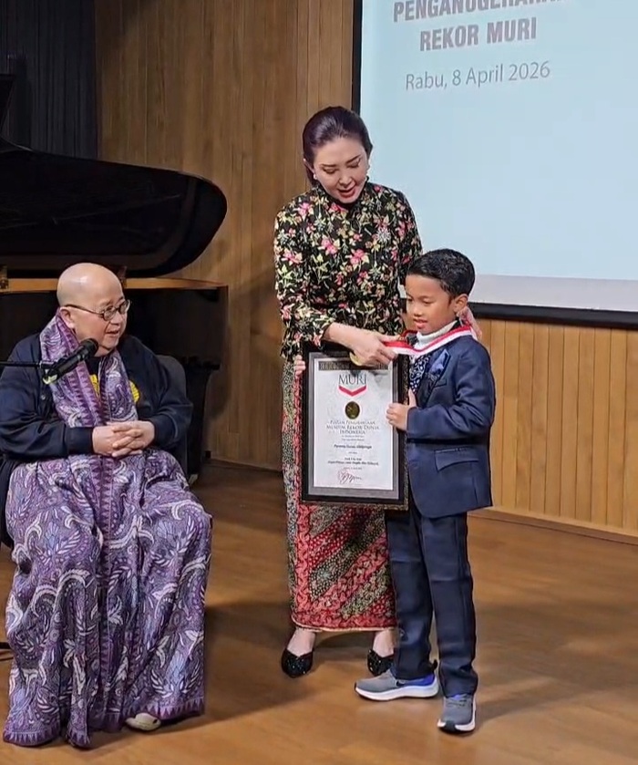 Parama Hansa Abhipraya saat menerima penghargaan dari Museum Rekor Dunia Indonesia (MURI) dalam kategori “Anak Usia Dini dengan Prestasi Lintas Disiplin Terbanyak” di Jakarta, Rabu (8/4/2026). (Foto - Istimewa)