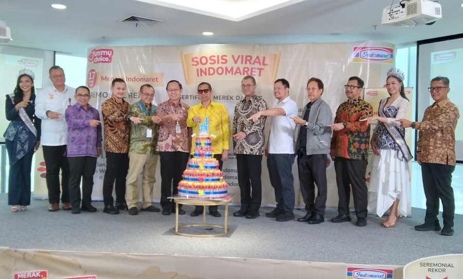 Rangkaian momen Sosis Yummy Choice Indomaret meraih penghargaan dari Museum Rekor Dunia Indonesia (MURI) untuk kategori “Penjualan Sosis Bakar Terbanyak dalam Waktu Satu Bulan”. (Foto - Ian)