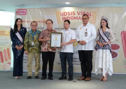 Sosis Yummy Choice Indomaret meraih penghargaan dari Museum Rekor Dunia Indonesia (MURI) untuk kategori “Penjualan Sosis Bakar Terbanyak dalam Waktu Satu Bulan”. (Foto - Ian)