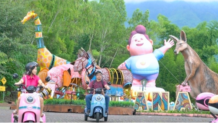 JUMBO saat hadir di Taman Safari Indonesia (TSI) Prigen. (Foto - Visinema Studios)
