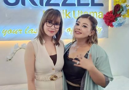 Selebgram Shindy Samuel (kanan) bersama Direktur Klinik Skizzle, Penny Lisdaryanti. (Foto - Muller)