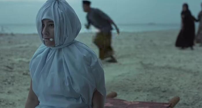 Adegan film Holy Crowd.