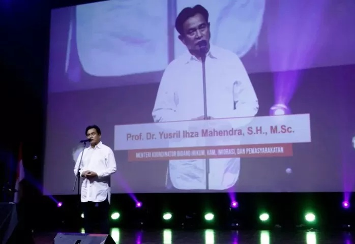 Menteri Koordinator Bidang Hukum, HAM, Imigrasi, dan Pemasyarakatan, Yusril Ihza Mahendra saat pidato di Konser Musik Mahabbah Allah Pakem 9 di Gedung Pusat Perfilman H. Usmar Ismail, Kuningan, Jakarta Selatan, Senin (18/5/2026).