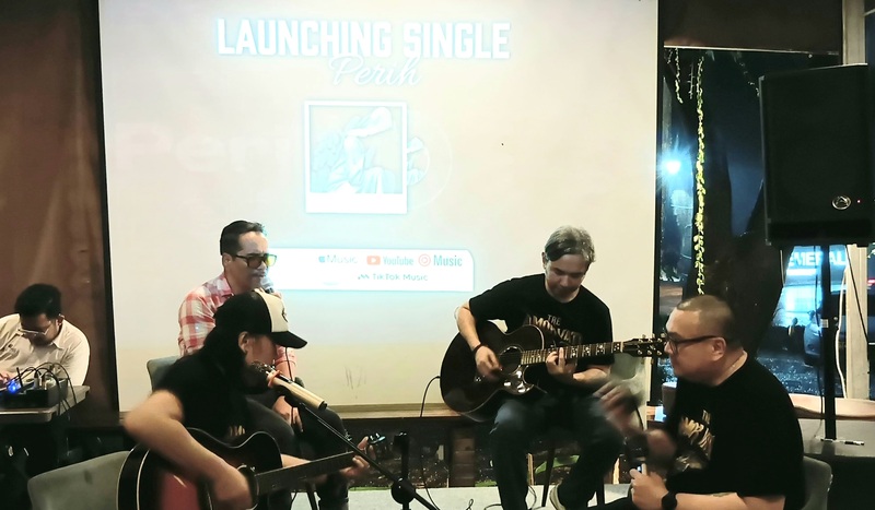 Tre Amor Vati, band asal Jakarta, saat acara perilisan single perdana bertajuk Perih di
Emerald Tree Resto & Coffee Bar, Bintaro, Tangerang Selatan, Senin (15/6/2026). (Foto - Abigal Anak Anugrah)