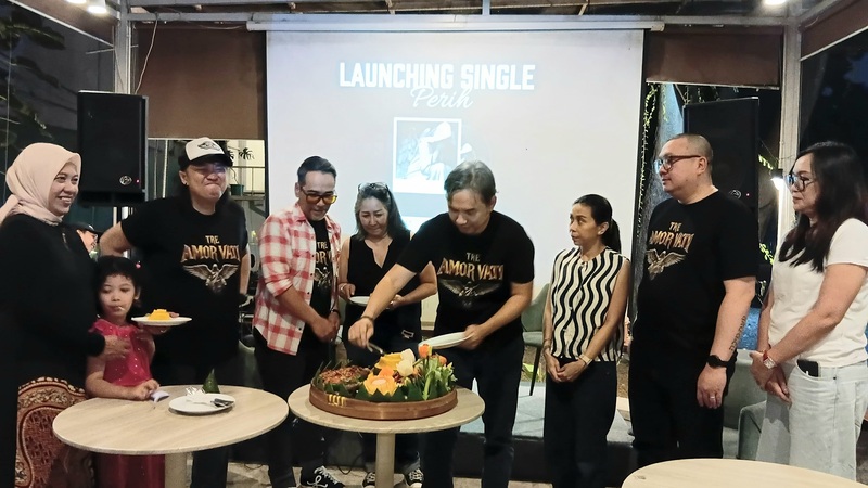 Tre Amor Vati, band asal Jakarta, saat acara perilisan single perdana bertajuk Perih di
Emerald Tree Resto & Coffee Bar, Bintaro, Tangerang Selatan, Senin (15/6/2026). (Foto - Abigal Anak Anugrah)