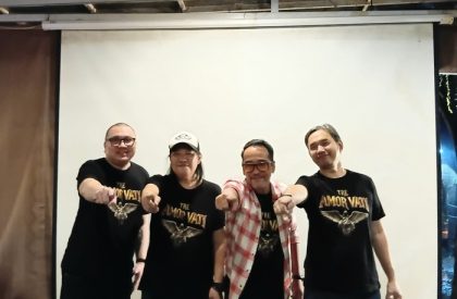 Tre Amor Vati, band asal Jakarta, saat acara perilisan single perdana bertajuk Perih di Emerald Tree Resto & Coffee Bar, Bintaro, Tangerang Selatan, Senin (15/6/2026). (Foto - Abigal Anak Anugrah)